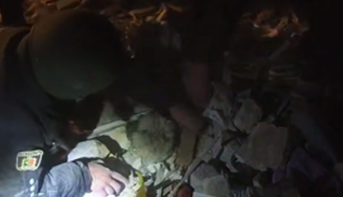 Ракетна атака по Кривому Рогу: поліцейські врятували з-під завалів песика