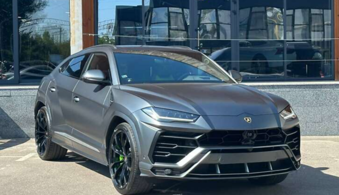 Елітна автівка Lamborghini Urus на розритій вулиці Чернівців спричинила резонанс
