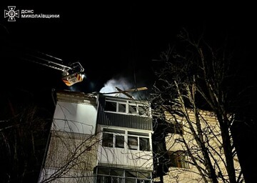 Росія вночі атакувала Миколаїв - горіла житлова пʼятиповерхівка