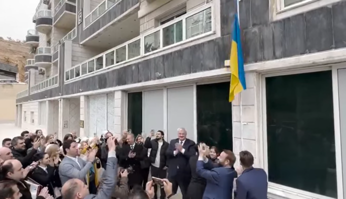 Глава МИД поднял украинский флаг над консульством в столице Сирии