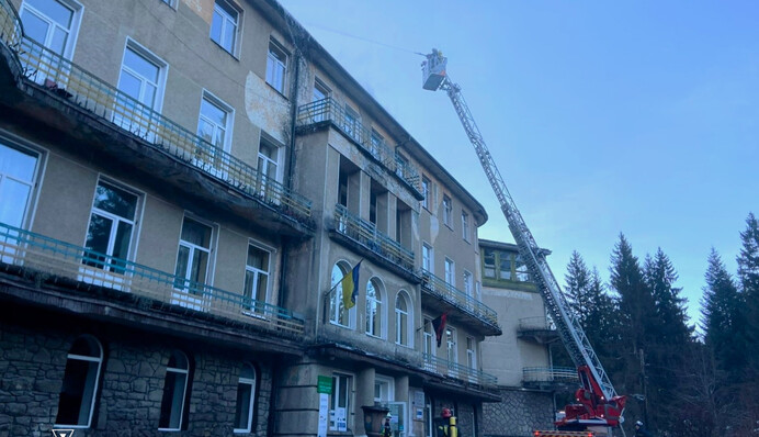 В санатории в курортной Ворохте вспыхнул пожар: эвакуировали более ста человек