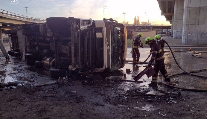Падение фуры с моста в Киеве: спасатели рассказали подробности ДТП