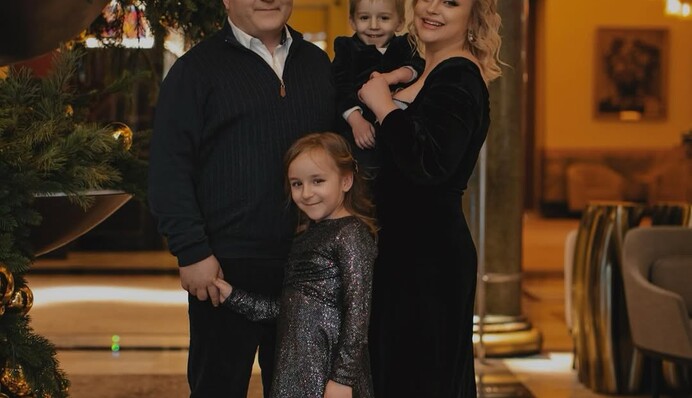 Продовжують грати в аристократів: нардеп-утікач з родиною  