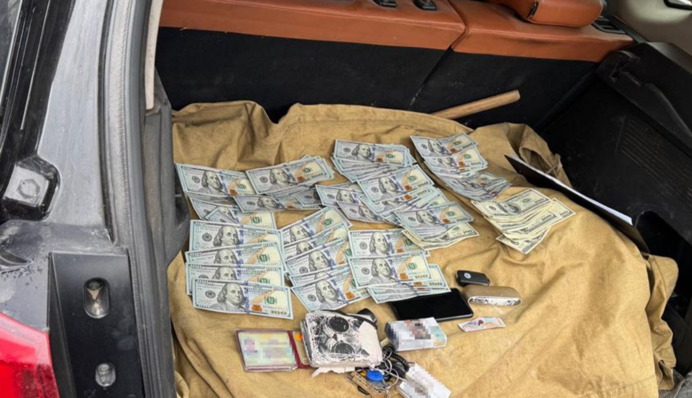 Загрожує до 8 років тюрми: СБУ схопила податківця за збір 