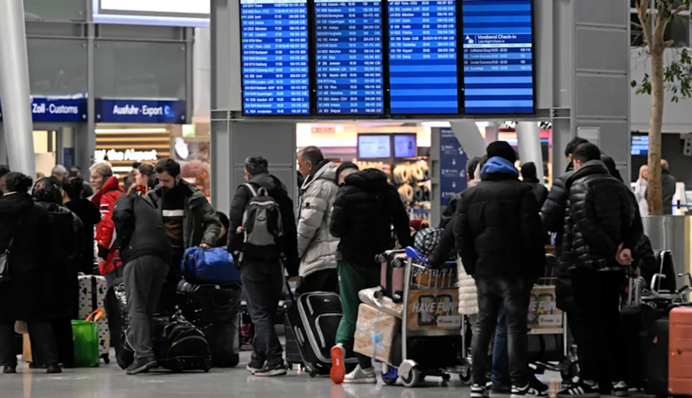 В Германии масштабный сбой парализовал аэропорты: люди не могут попасть в страну
