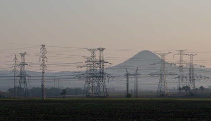 Попри погрози Фіцо: Україна продовжить отримувати електроенергію від Словаччини