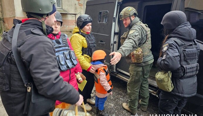 Правохранители эвакуировали из-под вражеских обстрелов в Константиновке семью с двумя детьми