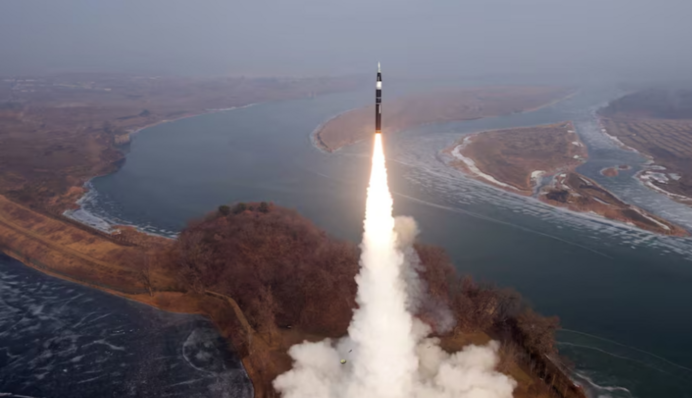 Пользуются одним сценарием с «Орешником»: Ким Чен Ын пугает мир новой гиперзвуковой ракетой