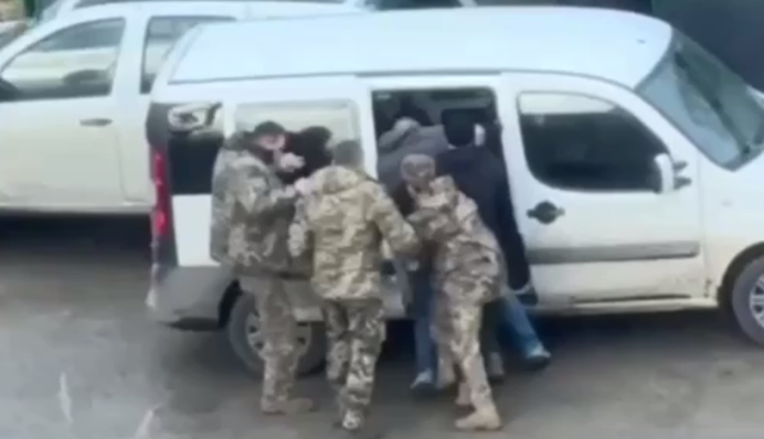 Во Львове работники ТЦК принудительно запихнули мужчину в бус: что известно