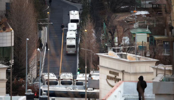 На тлі нової спроби арешту президент Південної Кореї укріплює комплекс колючим дротом і барикадами