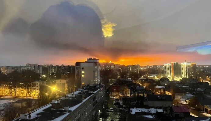 ​На нефтебазе в Энгельсе снова слышны взрывы