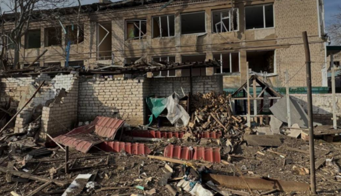 Россия выпустила по Херсону авиабомбы - ударила по домам, предприятию и детсаду