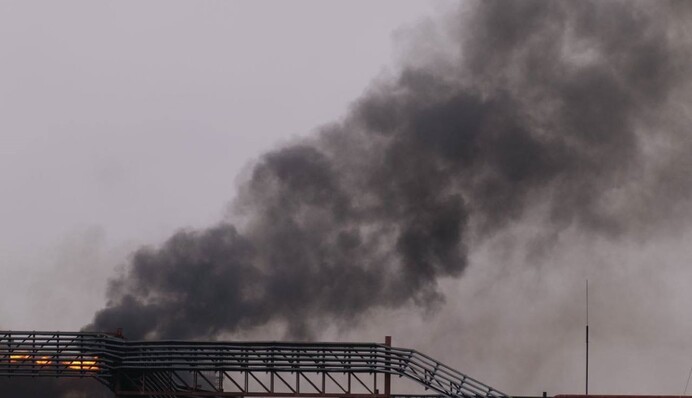 В Енгельсі після атаки дронів вже четверту добу продовжує горіти нафтобаза