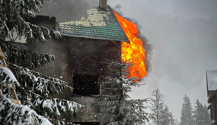 ​Пожежа на курорті Драгобрат: з готелю евакуювали 20 відпочивальників