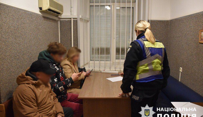 Полиция провела обыски у несовершеннолетних, перекрывавших дорогу в центре Киева: нашли оружие