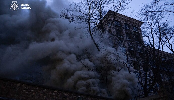 Тушили почти полсотни спасателей: появились новые подробности и фото пожара на Крещатике в Киеве