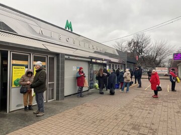 Людей не пустили до станції метро: журналістку обурила ситуація під час вибухів у Києві