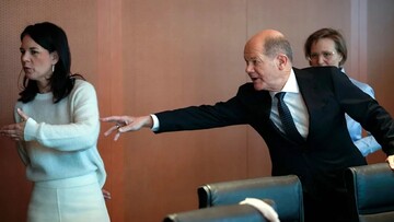 "Астанавітєсь" по-німецьки": мережу вразило фото "втечі" Бербок від Шольца через відмову допомагати Україні