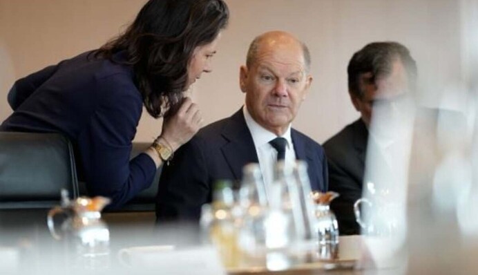 «Может их в детстве разлучили?»: что Samsung AI увидел в эпохальном фото «побега» Бербок от Шольца