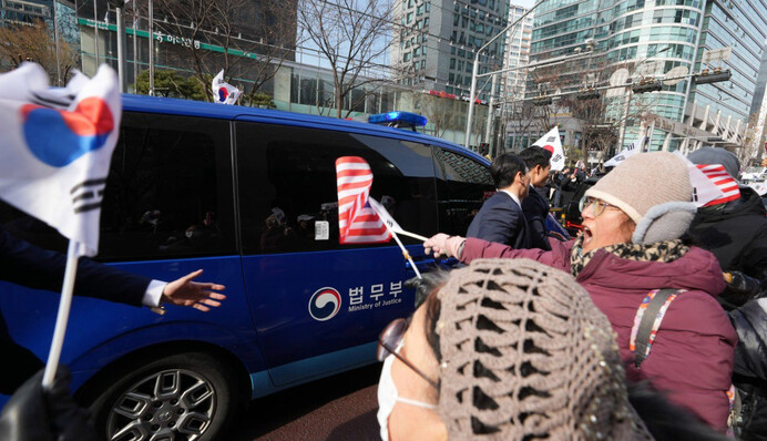 ​Штурмували суд: поліція затримала до півсотні прибічників президента Південної Кореї Юна