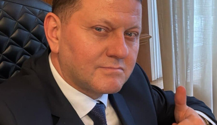 ​Залужний показав, як влучно стріляє з пістолета