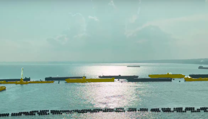 В акваторії суднобудівного заводу в Керчі росіяни ховаються від морських дронів за баржами