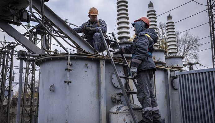 За тиждень енергетики повернули світло для жителів 91 населеного пункту після ворожих обстрілів, - ДТЕК
