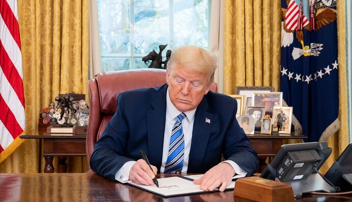 "Привыкайте, что помощи от США не стоит ждать": аналитик отреагировал на ажиотаж вокруг указа Трампа об остановке помощи Украине