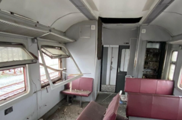 Російські окупанти влучили в український пасажирський поїзд