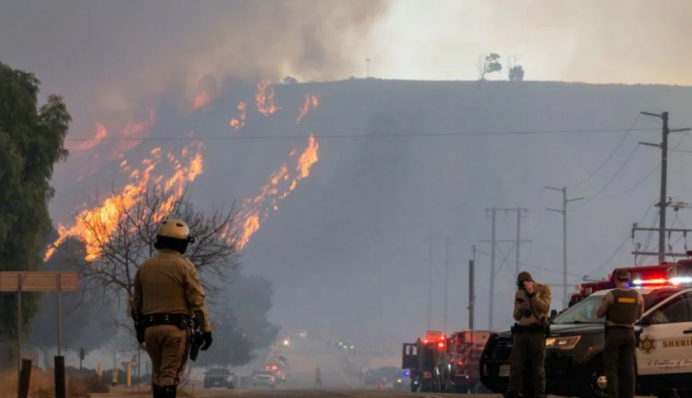 Біля Лос-Анджелеса спалахнула нова лісова пожежа - десятки тисяч людей евакуювались