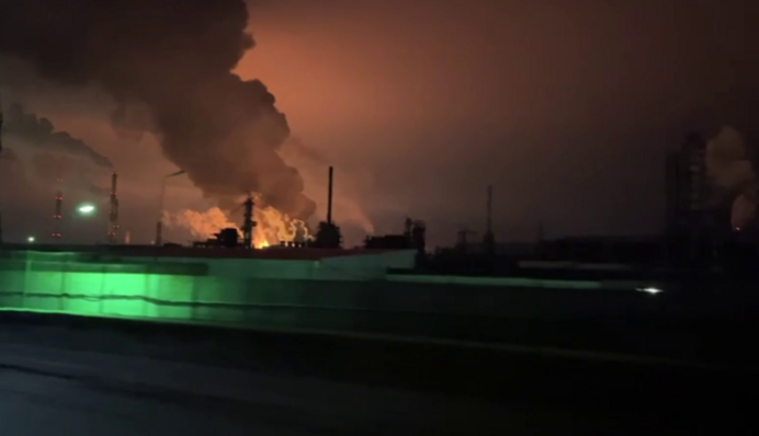 Россию атаковали дроны, вспыхнул нефтезавод - все подробности