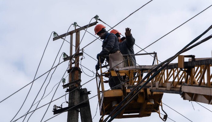 За добу енергетики заживили домівки 28 тис. сімей після ворожих атак, – ДТЕК