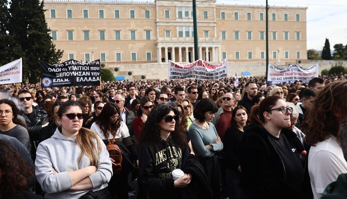 Масштабна залізнична катастрофа у Греції: через два роки на протести вийшли десятки тисяч людей