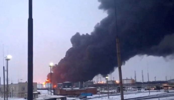 Атака по НПЗ в Рязани: Reuters узнало об остановке переработки нефти на заводе