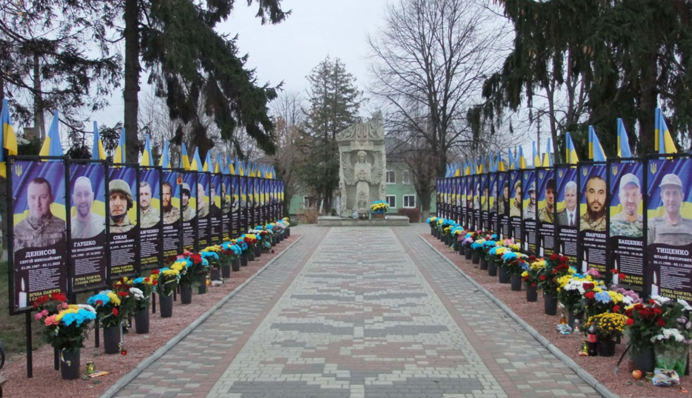 Ужасный акт надругательства: в одном из регионов испортили портреты погибших на Аллее Памяти Героев
