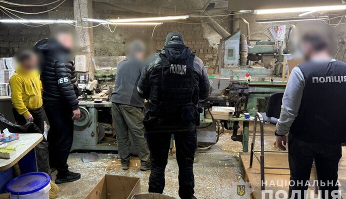 В Чернівецькій області викрили масштабну підпільну тютюнову фабрику