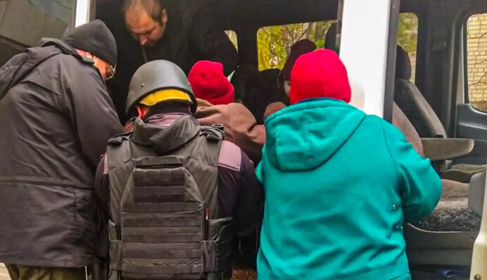 С Дворичной волонтеры и власть уже не могут вывезти гражданских