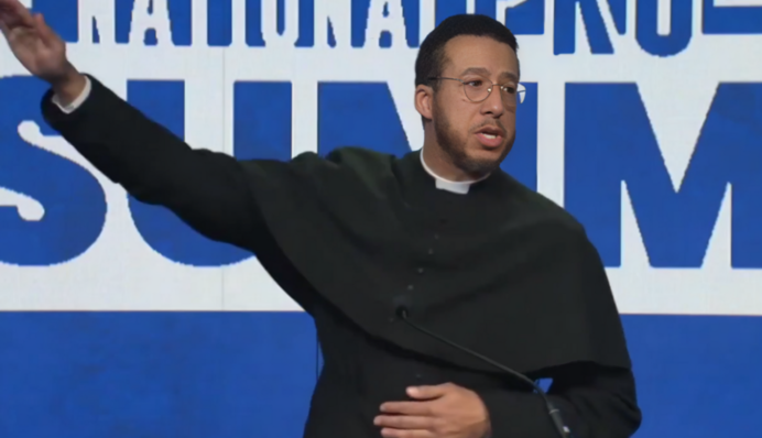 У Маска появились последователи - скандальный жест повторил англиканский священник