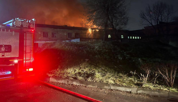 В Москве мощно горело - для тушения пожара пришлось привлекать поезд