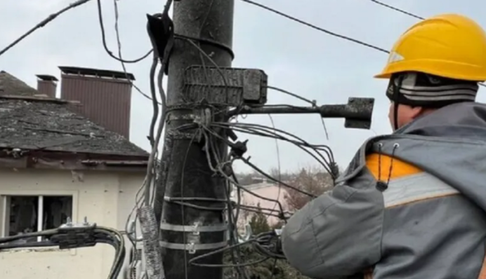 За добу ДТЕК повернув світло 5,5 тис. родин, чиї домівки були знеструмлені через обстріли