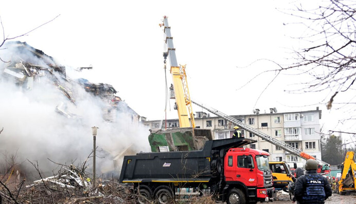 ​Ракетний удар по Полтаві: кількість жертв вкотре зросла, а розбирати завали долучилися рятувальники з інших регіонів