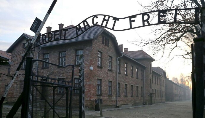 Зеленського закликали добитися створення в музеї Аушвіца українського бараку-експозиції