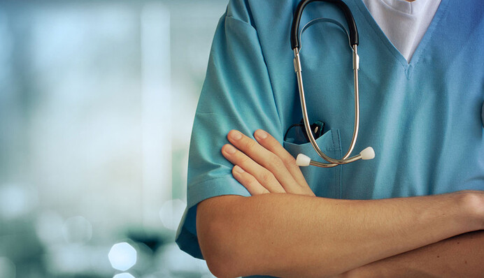 Кабмин разрешил стопроцентное бронирование медицинских работников - Минздрав