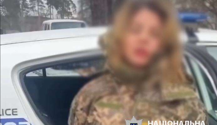 ​Громадянка у військовій формі придавила автівкою поліцейського в Києві