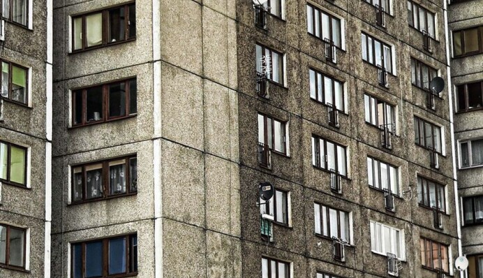 В Одесі з вікна на 16 поверсі випали мама з 5-річною дитиною