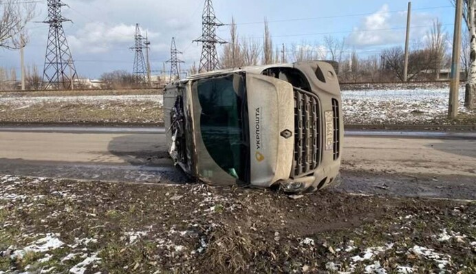 Росіяни влучили в автомобіль Укрпошти