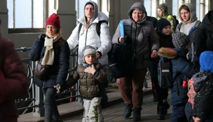 Зеленский поручил разработать программу поддержки внутренних переселенцев