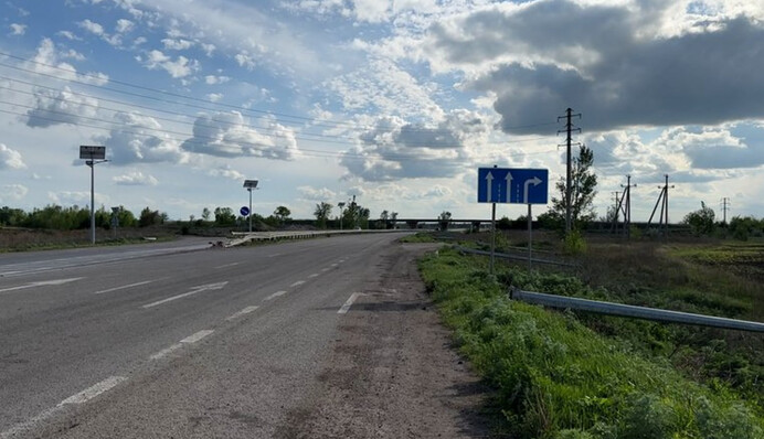 ​Окупанти добігають до траси 