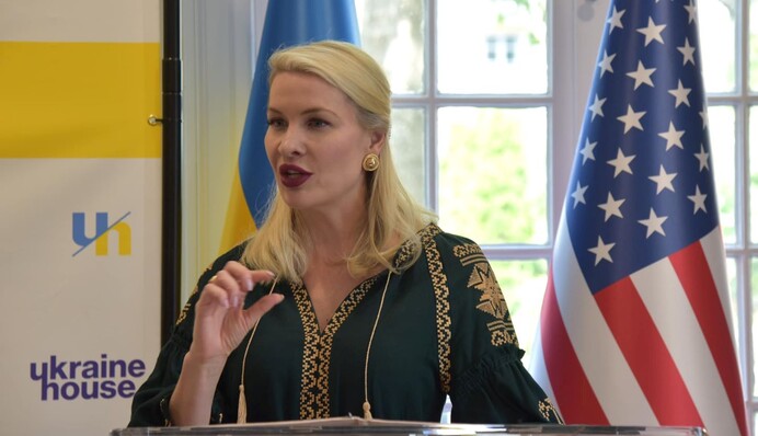 "Робить неймовірну роботу по допомозі Україні": навколо фото доньки Келлога у вишиванці виник ажіотаж