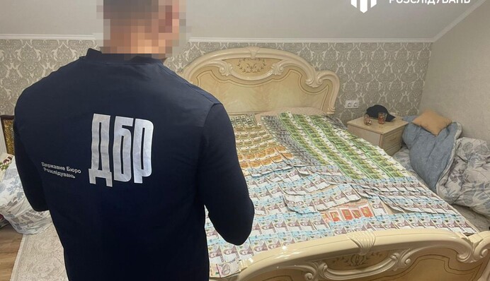 На Закарпатті посадовець ТЦК за гроші допомагав чоловікам втекти з центру комплектування